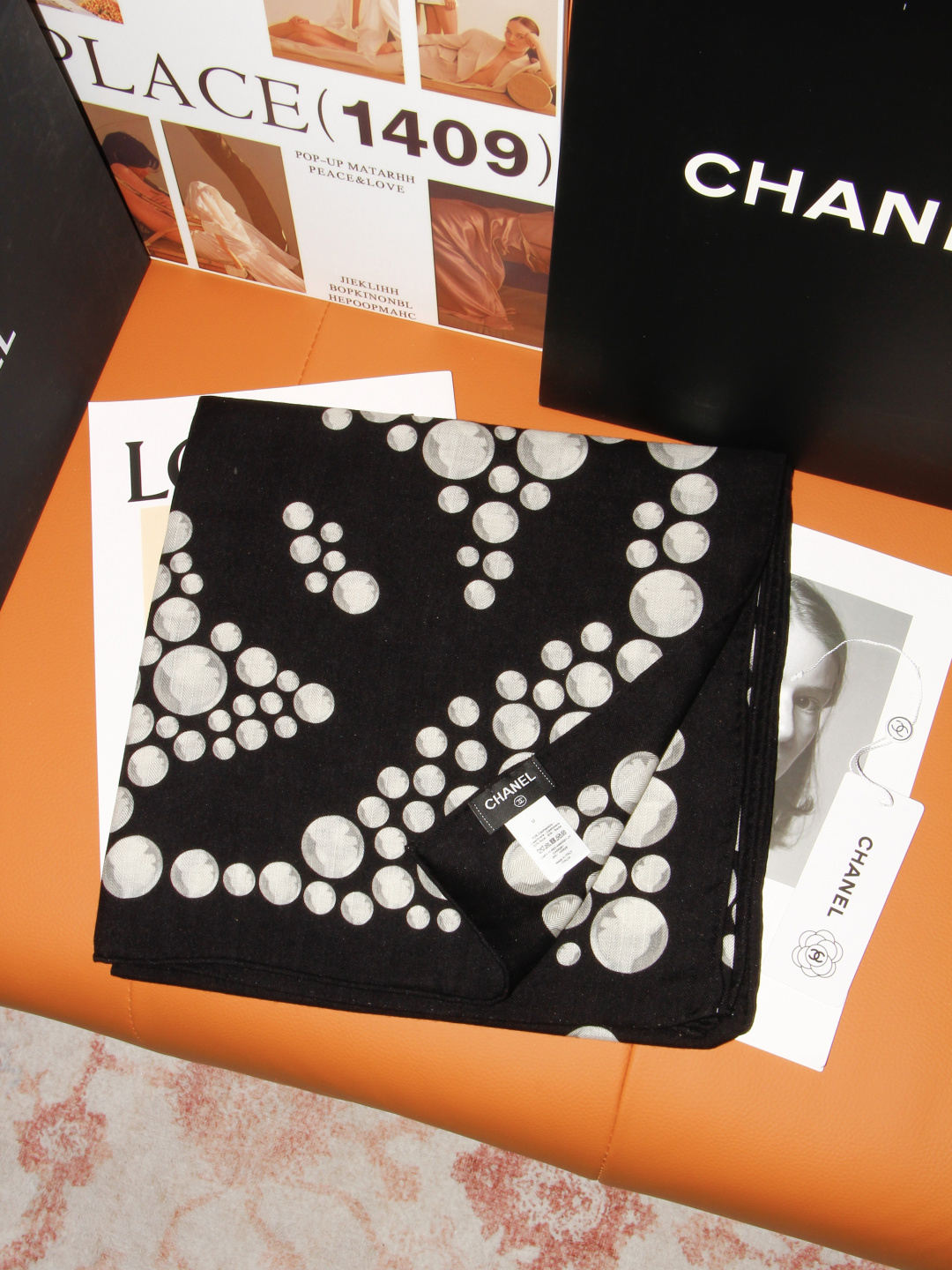 【▪️CHANEL新款 双面同色丝绒方巾】 温柔而娴静，珍珠优雅气质！柔软顺滑的感觉真的舒服到心都化了！Chanel经典