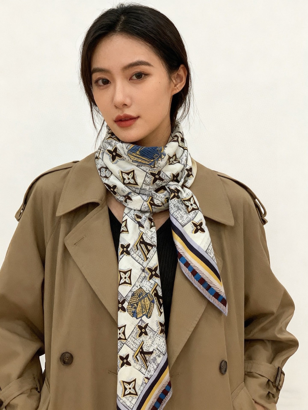 LV x TM 140披肩 【140顶级丝绒双面同色披肩】 本款L Multicolor披肩出自路易威登与知名日本艺术家