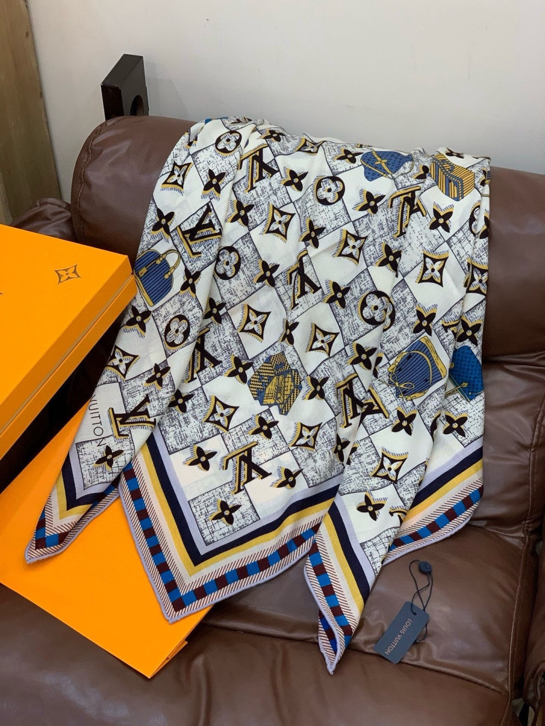 LV x TM 140披肩 【140顶级丝绒双面同色披肩】 本款L Multicolor披肩出自路易威登与知名日本艺术家