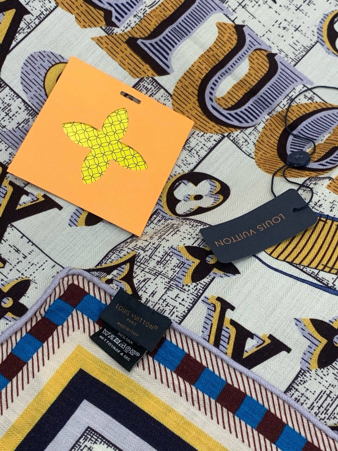 LV x TM 140披肩 【140顶级丝绒双面同色披肩】 本款L Multicolor披肩出自路易威登与知名日本艺术家