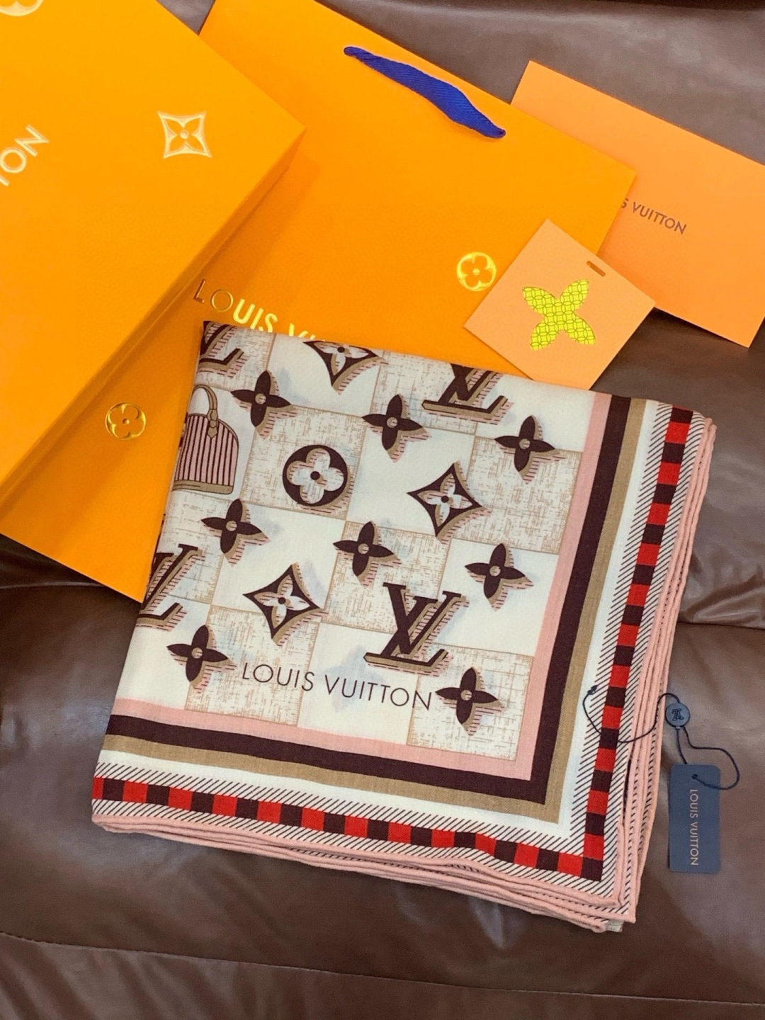 LV x TM 140披肩 【140顶级丝绒双面同色披肩】 本款L Multicolor披肩出自路易威登与知名日本艺术家