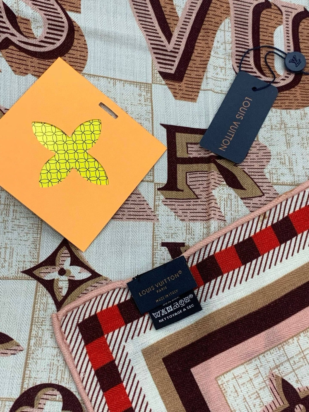 LV x TM 140披肩 【140顶级丝绒双面同色披肩】 本款L Multicolor披肩出自路易威登与知名日本艺术家