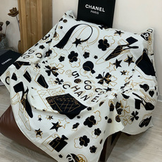 上新❤️ 【Chanel】 经典茶花优雅Coco风,Chanel最新菱格丝绒大方巾~气质到骨子里,香奶奶新一季的面料超 上新❤️ 【Chanel】 经典茶花优雅Coco风,Chanel最新菱格丝绒大方巾~气质到骨子里,香奶奶新一季的面料超