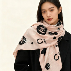 上新❤️ 【Chanel】 经典茶花优雅Coco风,Chanel最新菱格丝绒大方巾~气质到骨子里,香奶奶新一季的面料超 上新❤️ 【Chanel】 经典茶花优雅Coco风,Chanel最新菱格丝绒大方巾~气质到骨子里,香奶奶新一季的面料超