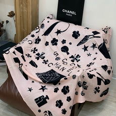 上新❤️ 【Chanel】 经典茶花优雅Coco风,Chanel最新菱格丝绒大方巾~气质到骨子里,香奶奶新一季的面料超 上新❤️ 【Chanel】 经典茶花优雅Coco风,Chanel最新菱格丝绒大方巾~气质到骨子里,香奶奶新一季的面料超