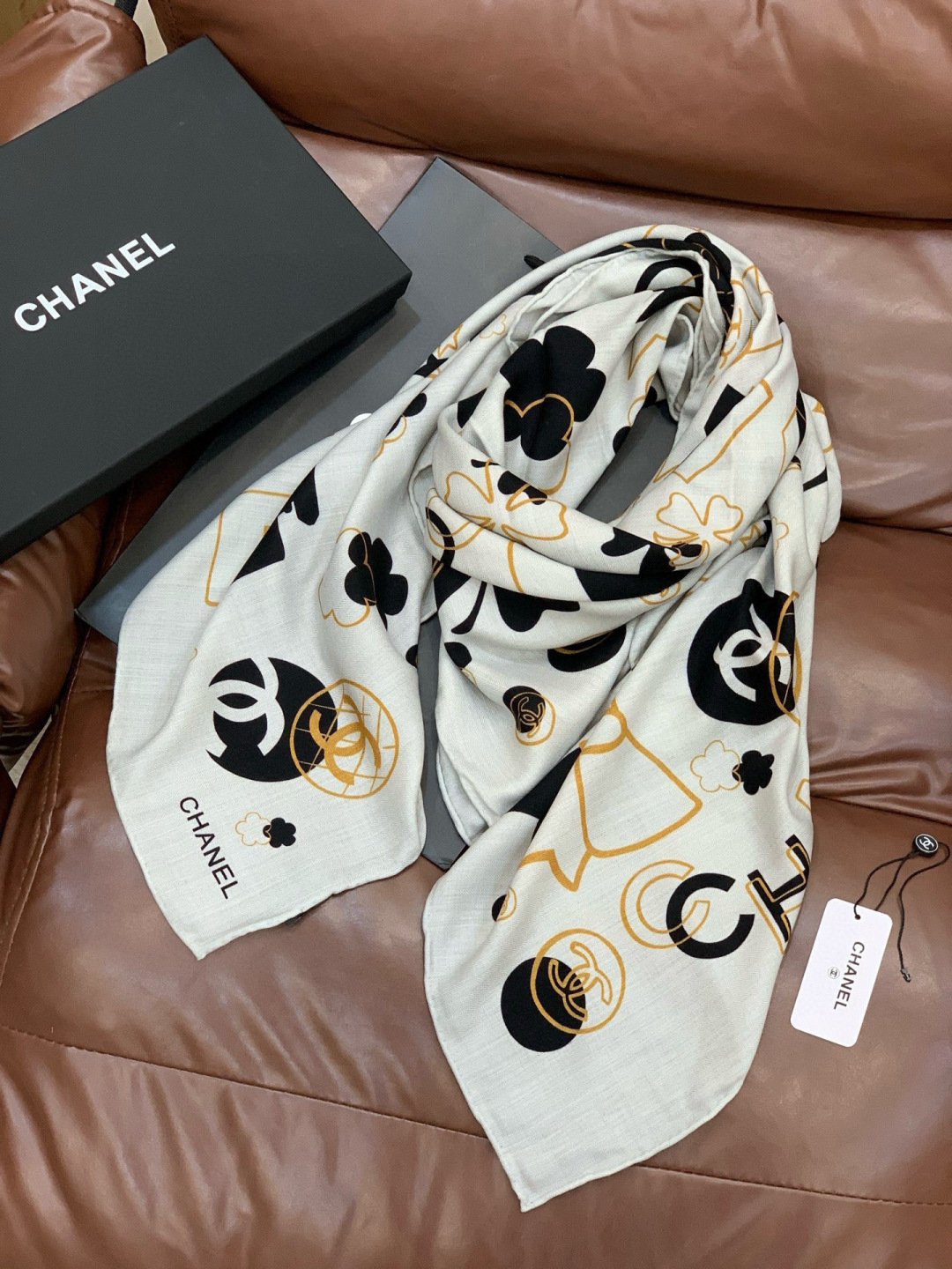 上新❤️ 【Chanel】  经典茶花优雅Coco风，Chanel最新菱格丝绒大方巾~气质到骨子里，香奶奶新一季的面料超
