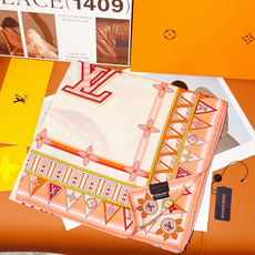 LV x TM 140披肩 【140顶级丝绒双面同色披肩】 本款L Multicolor披肩出自路易威登与知名日本艺术家 LV x TM 140披肩 【140顶级丝绒双面同色披肩】 本款L Multicolor披肩出自路易威登与知名日本艺术家