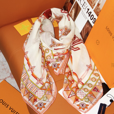 LV x TM 140披肩 【140顶级丝绒双面同色披肩】 本款L Multicolor披肩出自路易威登与知名日本艺术家 LV x TM 140披肩 【140顶级丝绒双面同色披肩】 本款L Multicolor披肩出自路易威登与知名日本艺术家