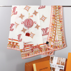 LV x TM 140披肩 【140顶级丝绒双面同色披肩】 本款L Multicolor披肩出自路易威登与知名日本艺术家 LV x TM 140披肩 【140顶级丝绒双面同色披肩】 本款L Multicolor披肩出自路易威登与知名日本艺术家