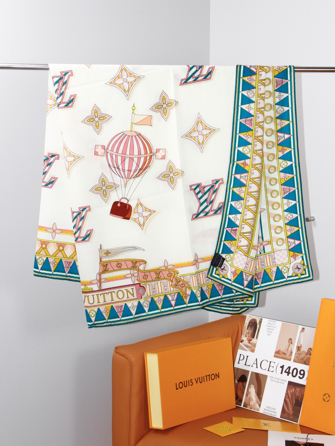 LV x TM 140披肩 【140顶级丝绒双面同色披肩】 本款L Multicolor披肩出自路易威登与知名日本艺术家