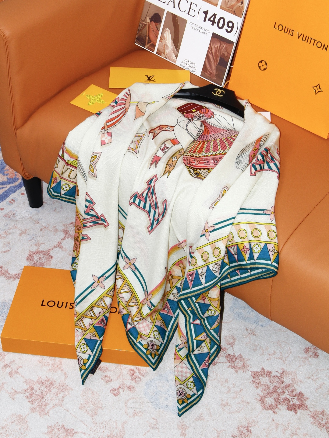 LV x TM 140披肩 【140顶级丝绒双面同色披肩】 本款L Multicolor披肩出自路易威登与知名日本艺术家