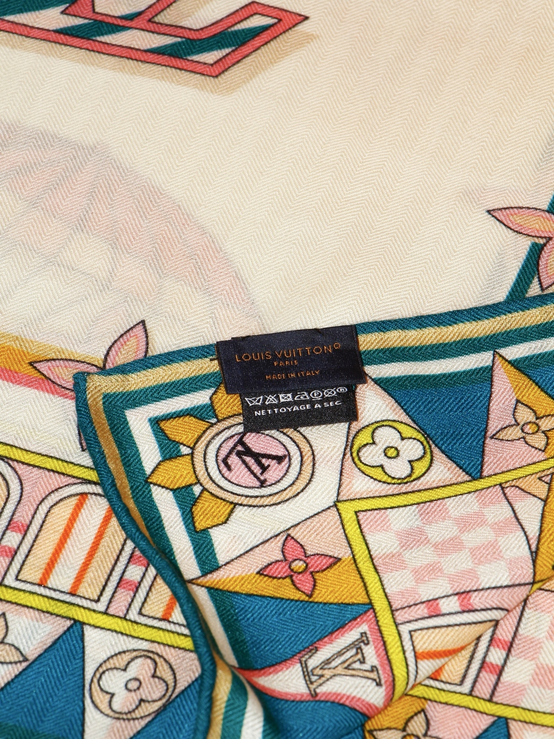 LV x TM 140披肩 【140顶级丝绒双面同色披肩】 本款L Multicolor披肩出自路易威登与知名日本艺术家