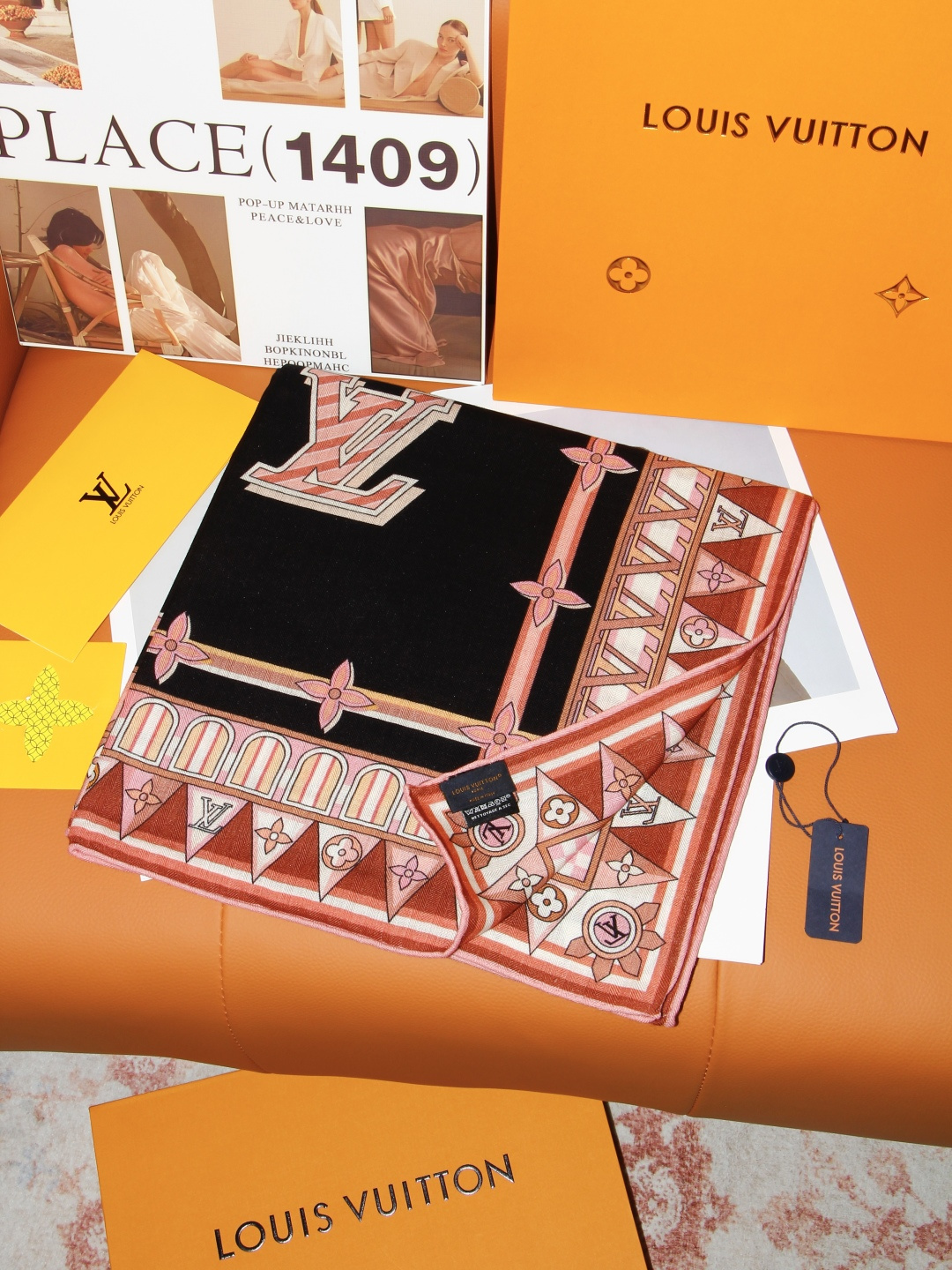 LV x TM 140披肩 【140顶级丝绒双面同色披肩】 本款L Multicolor披肩出自路易威登与知名日本艺术家
