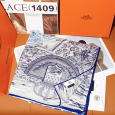 “骏马新城”140披肩 手工卷边山羊绒和真丝混纺披肩(70%山羊绒,30%桑蚕丝)。 这款迷人的140披肩令您散发内在优 “骏马新城”140披肩 手工卷边山羊绒和真丝混纺披肩(70%山羊绒,30%桑蚕丝)。 这款迷人的140披肩令您散发内在优