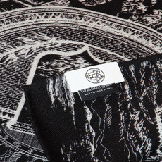“骏马新城”140披肩 手工卷边山羊绒和真丝混纺披肩(70%山羊绒,30%桑蚕丝)。 这款迷人的140披肩令您散发内在优 “骏马新城”140披肩 手工卷边山羊绒和真丝混纺披肩(70%山羊绒,30%桑蚕丝)。 这款迷人的140披肩令您散发内在优