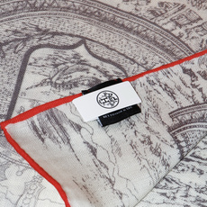 “骏马新城”140披肩 手工卷边山羊绒和真丝混纺披肩(70%山羊绒,30%桑蚕丝)。 这款迷人的140披肩令您散发内在优 “骏马新城”140披肩 手工卷边山羊绒和真丝混纺披肩(70%山羊绒,30%桑蚕丝)。 这款迷人的140披肩令您散发内在优