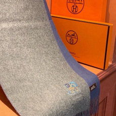 爱马仕👍巴黎时装展商务男士女士羊绒围巾🔥代工厂臻选上乘的超细羊绒纤维 进行纯手工精梳处理 耗时耗力 再以清泉水浸泡涤荡 爱马仕👍巴黎时装展商务男士女士羊绒围巾🔥代工厂臻选上乘的超细羊绒纤维 进行纯手工精梳处理 耗时耗力 再以清泉水浸泡涤荡