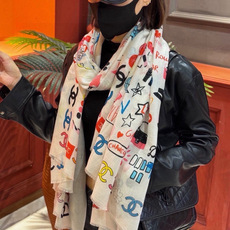 会发光发亮的围巾 高级成衣系列~Chanel 此系列谱写一曲自由轻灵的赞歌 本系列作品创新演绎品牌的风格符号 尽显无拘 会发光发亮的围巾 高级成衣系列~Chanel 此系列谱写一曲自由轻灵的赞歌 本系列作品创新演绎品牌的风格符号 尽显无拘