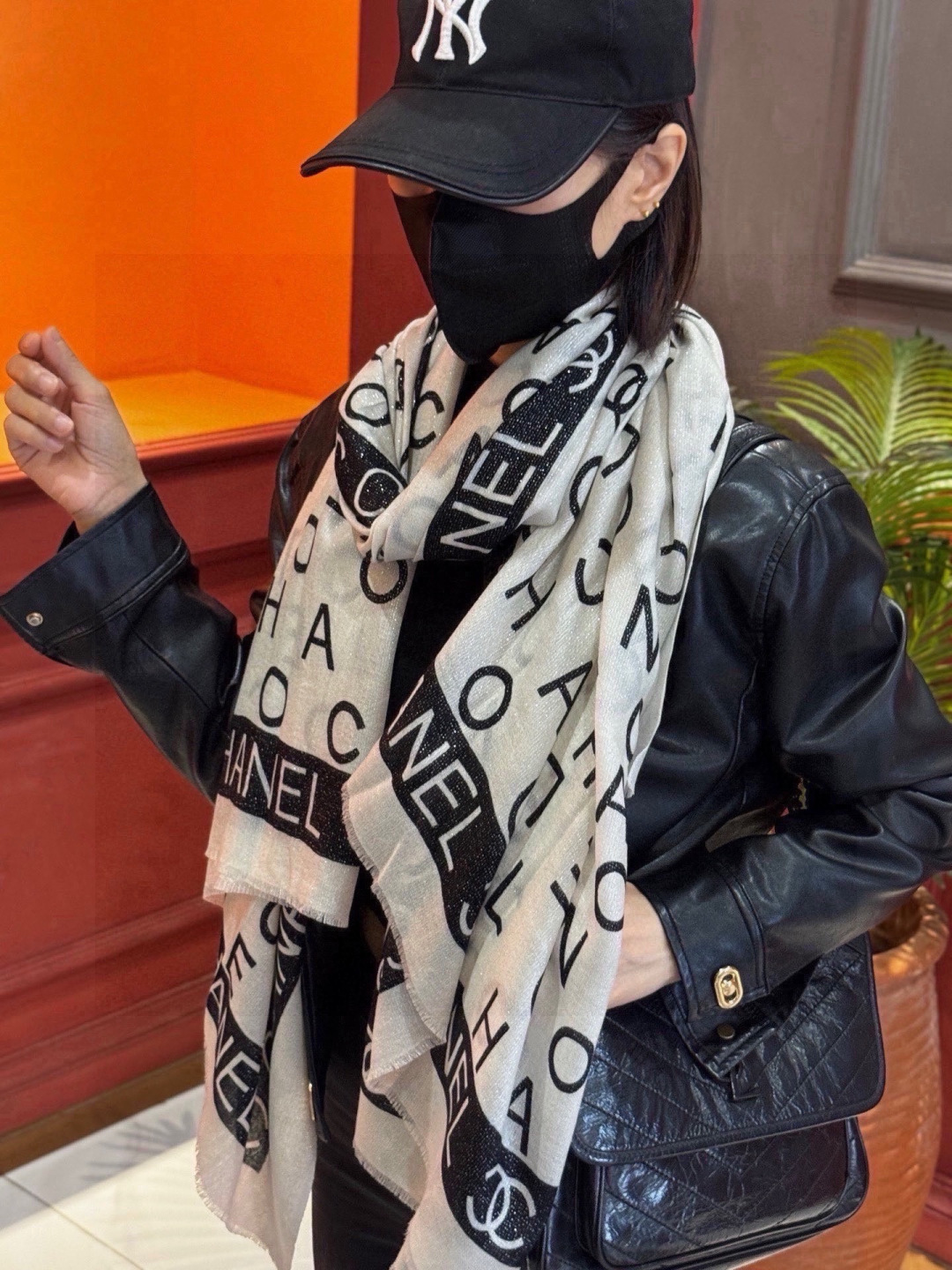 上新🌟  会发光发亮的围巾 💄💋新款客供银线💖羊绒面料长巾 😘美翻了[流泪]【银线双C图案】御用殿堂级极‼️新款专柜在售