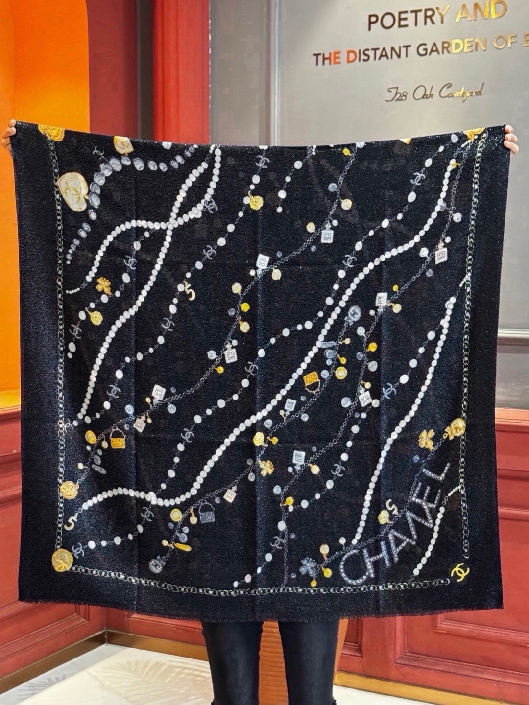 Chanel ~新品～“珠光宝气” 【会发光发亮的围巾】这款经典单品展现强大而迷人的女性魅力精髓。诠释无限的情感和自由，