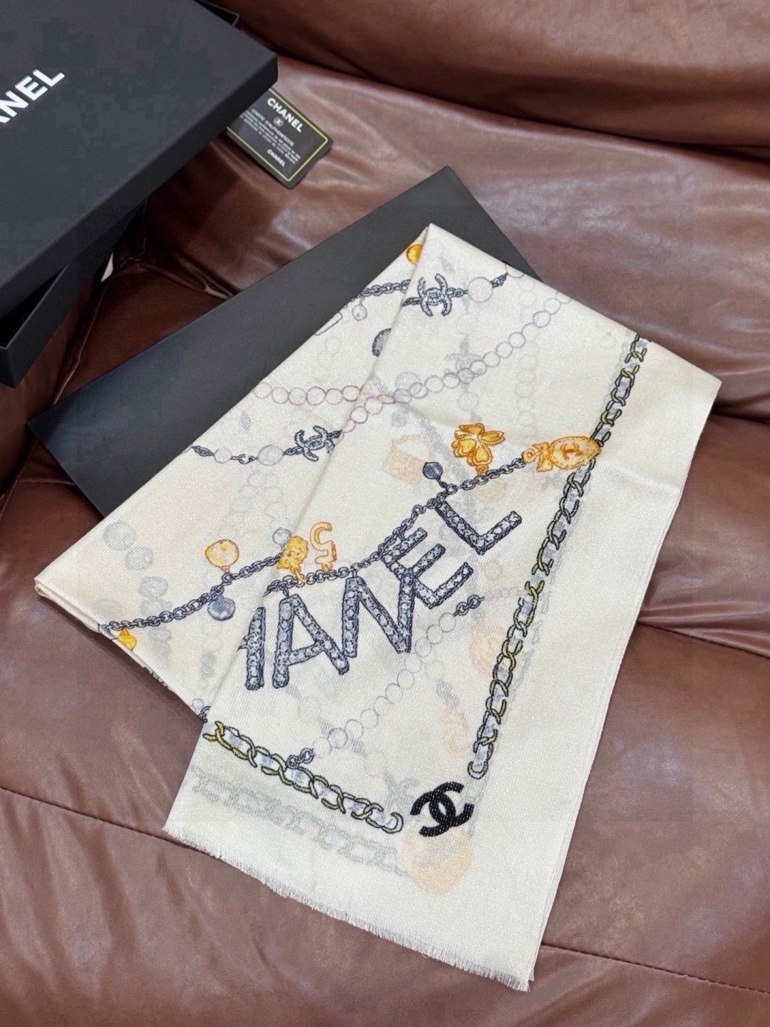 Chanel ~新品～“珠光宝气” 【会发光发亮的围巾】这款经典单品展现强大而迷人的女性魅力精髓。诠释无限的情感和自由，