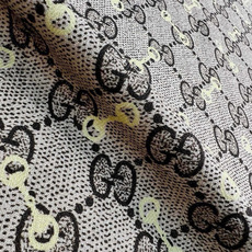 Gucci ~140双面同色披肩 手工卷边山羊绒和真丝混纺披肩(70%山羊绒30%桑蚕丝)。 这款迷人的140披肩令您散 Gucci ~140双面同色披肩 手工卷边山羊绒和真丝混纺披肩(70%山羊绒30%桑蚕丝)。 这款迷人的140披肩令您散