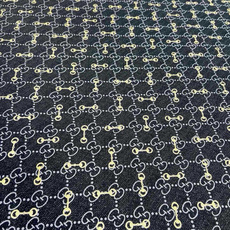 Gucci ~140双面同色披肩 手工卷边山羊绒和真丝混纺披肩(70%山羊绒30%桑蚕丝)。 这款迷人的140披肩令您散 Gucci ~140双面同色披肩 手工卷边山羊绒和真丝混纺披肩(70%山羊绒30%桑蚕丝)。 这款迷人的140披肩令您散