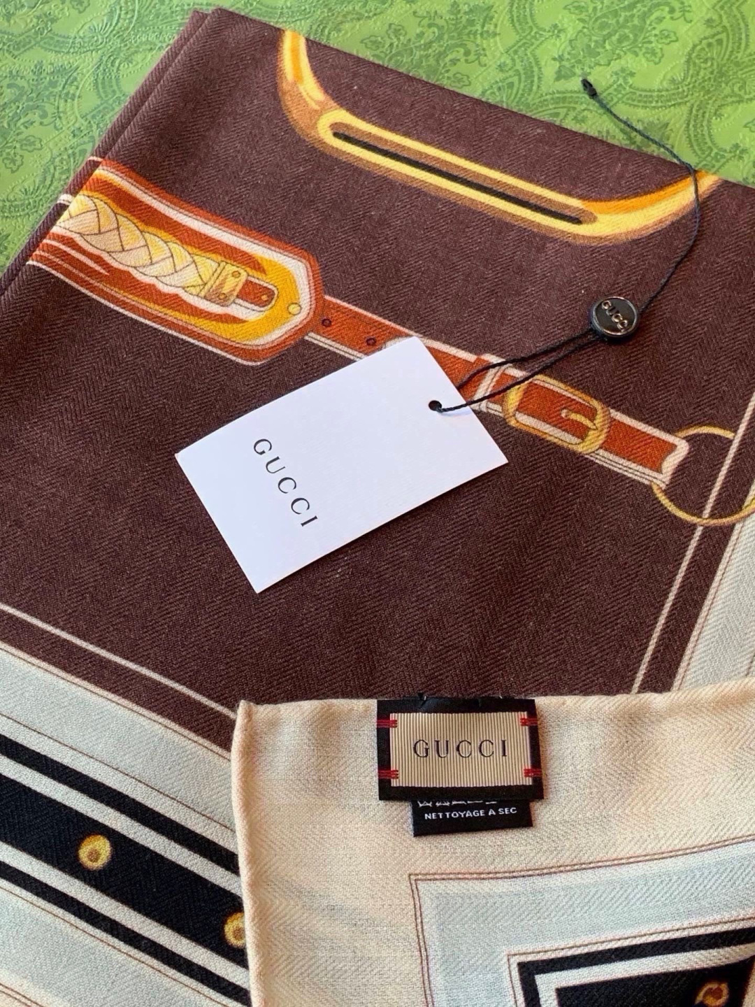 Gucci新款方巾 品牌典藏图案在与全新醒目印花的衬托下熠熠生辉。这款方巾匠心缀饰动物和花卉印花,彰显Gucci从大自 Gucci新款方巾 品牌典藏图案在与全新醒目印花的衬托下熠熠生辉。这款方巾匠心缀饰动物和花卉印花,彰显Gucci从大自