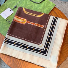 Gucci新款方巾 品牌典藏图案在与全新醒目印花的衬托下熠熠生辉。这款方巾匠心缀饰动物和花卉印花,彰显Gucci从大自 Gucci新款方巾 品牌典藏图案在与全新醒目印花的衬托下熠熠生辉。这款方巾匠心缀饰动物和花卉印花,彰显Gucci从大自