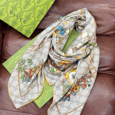 Gucci新款方巾 Gucci动物和花卉印花 品牌典藏图案在与全新醒目印花的衬托下熠熠生辉。这款方巾匠心缀饰动物和花卉印 Gucci新款方巾 Gucci动物和花卉印花 品牌典藏图案在与全新醒目印花的衬托下熠熠生辉。这款方巾匠心缀饰动物和花卉印