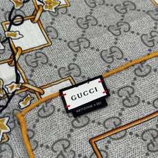 Gucci新款方巾 Gucci动物和花卉印花 品牌典藏图案在与全新醒目印花的衬托下熠熠生辉。这款方巾匠心缀饰动物和花卉印 Gucci新款方巾 Gucci动物和花卉印花 品牌典藏图案在与全新醒目印花的衬托下熠熠生辉。这款方巾匠心缀饰动物和花卉印