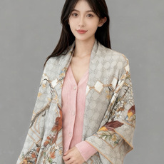 Gucci新款方巾 Gucci动物和花卉印花 品牌典藏图案在与全新醒目印花的衬托下熠熠生辉。这款方巾匠心缀饰动物和花卉印 Gucci新款方巾 Gucci动物和花卉印花 品牌典藏图案在与全新醒目印花的衬托下熠熠生辉。这款方巾匠心缀饰动物和花卉印
