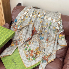 Gucci新款方巾 Gucci动物和花卉印花 品牌典藏图案在与全新醒目印花的衬托下熠熠生辉。这款方巾匠心缀饰动物和花卉印 Gucci新款方巾 Gucci动物和花卉印花 品牌典藏图案在与全新醒目印花的衬托下熠熠生辉。这款方巾匠心缀饰动物和花卉印