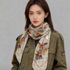 Gucci新款方巾 Gucci动物和花卉印花 品牌典藏图案在与全新醒目印花的衬托下熠熠生辉。这款方巾匠心缀饰动物和花卉印 Gucci新款方巾 Gucci动物和花卉印花 品牌典藏图案在与全新醒目印花的衬托下熠熠生辉。这款方巾匠心缀饰动物和花卉印