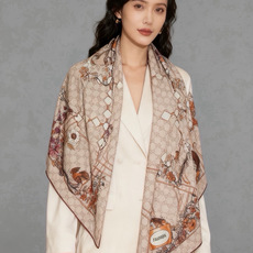 Gucci新款方巾 Gucci动物和花卉印花 品牌典藏图案在与全新醒目印花的衬托下熠熠生辉。这款方巾匠心缀饰动物和花卉印 Gucci新款方巾 Gucci动物和花卉印花 品牌典藏图案在与全新醒目印花的衬托下熠熠生辉。这款方巾匠心缀饰动物和花卉印