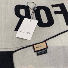 💟Gucci~140双面丝绒披肩 马鞍细节和骑马图案以精致色调匠心呈献,意在向品牌与马术世界的深厚渊源致敬。这款方巾以真 💟Gucci~140双面丝绒披肩 马鞍细节和骑马图案以精致色调匠心呈献,意在向品牌与马术世界的深厚渊源致敬。这款方巾以真