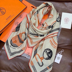 爱马仕(Hermes)【💗】 | “马具故事的诗意回顾”140披肩 【上新❤️】 永远秉承高品质 手工卷边羊绒和真丝混 爱马仕(Hermes)【💗】 | “马具故事的诗意回顾”140披肩 【上新❤️】 永远秉承高品质 手工卷边羊绒和真丝混
