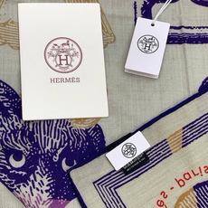 爱马仕(Hermes)【💗】 | “马具故事的诗意回顾”140披肩 【上新❤️】 永远秉承高品质 手工卷边羊绒和真丝混 爱马仕(Hermes)【💗】 | “马具故事的诗意回顾”140披肩 【上新❤️】 永远秉承高品质 手工卷边羊绒和真丝混