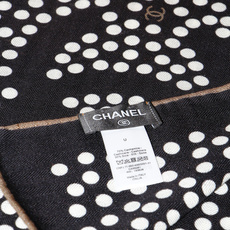 Chanel 140顶级丝绒双面同色印花披肩 干干净净的款式设计风格 香家独有的气质 简单大气 可围可披适合各种造型 Chanel 140顶级丝绒双面同色印花披肩 干干净净的款式设计风格 香家独有的气质 简单大气 可围可披适合各种造型