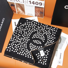 Chanel 140顶级丝绒双面同色印花披肩 干干净净的款式设计风格 香家独有的气质 简单大气 可围可披适合各种造型 Chanel 140顶级丝绒双面同色印花披肩 干干净净的款式设计风格 香家独有的气质 简单大气 可围可披适合各种造型