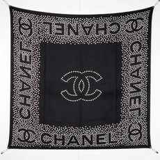 Chanel 140顶级丝绒双面同色印花披肩 干干净净的款式设计风格 香家独有的气质 简单大气 可围可披适合各种造型 Chanel 140顶级丝绒双面同色印花披肩 干干净净的款式设计风格 香家独有的气质 简单大气 可围可披适合各种造型