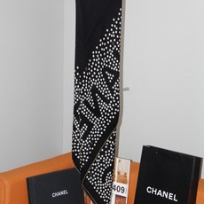 Chanel 140顶级丝绒双面同色印花披肩 干干净净的款式设计风格 香家独有的气质 简单大气 可围可披适合各种造型 Chanel 140顶级丝绒双面同色印花披肩 干干净净的款式设计风格 香家独有的气质 简单大气 可围可披适合各种造型