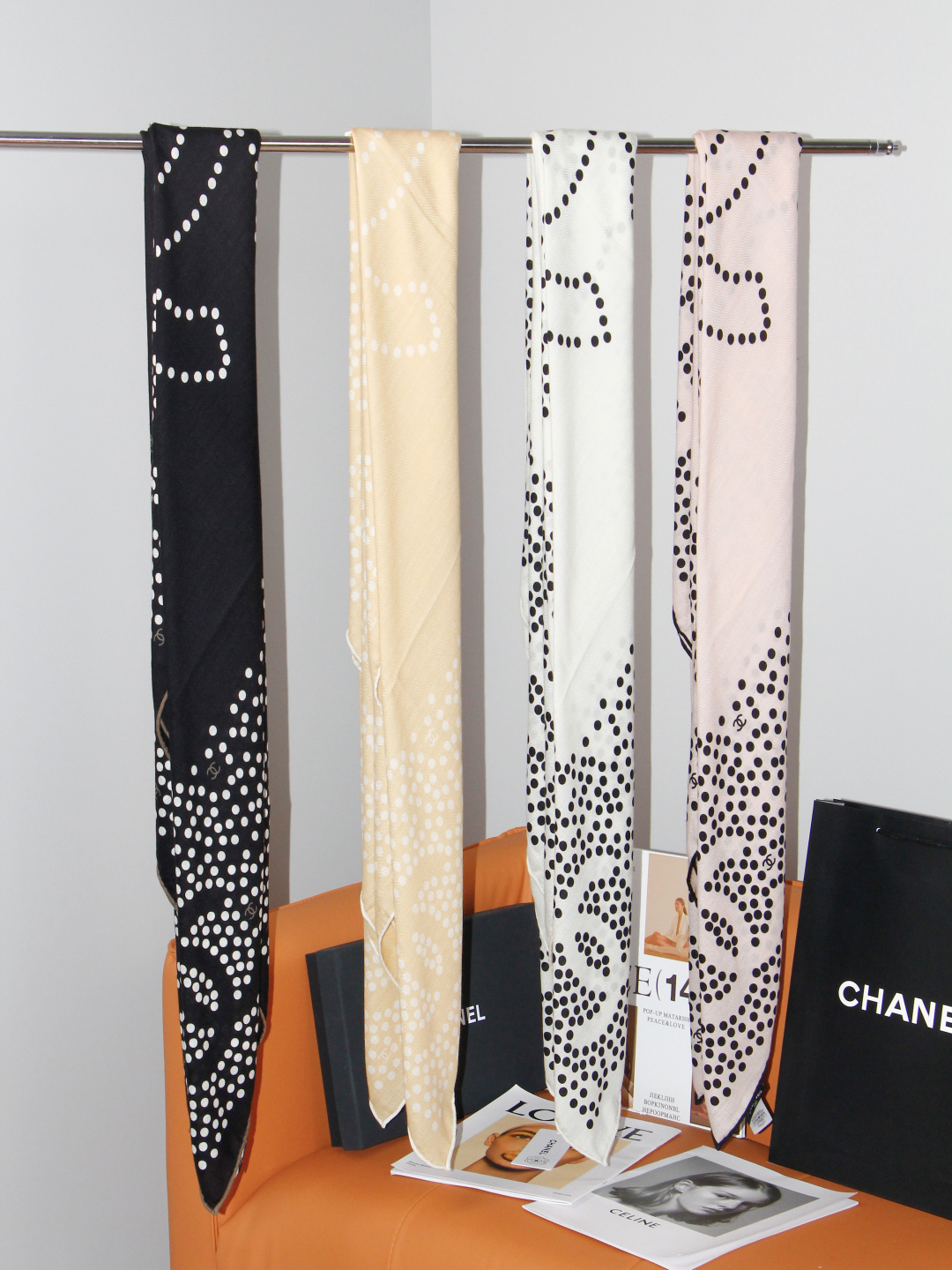 Chanel  140顶级丝绒双面同色印花披肩 干干净净的款式设计风格 香家独有的气质 简单大气 可围可披适合各种造型 