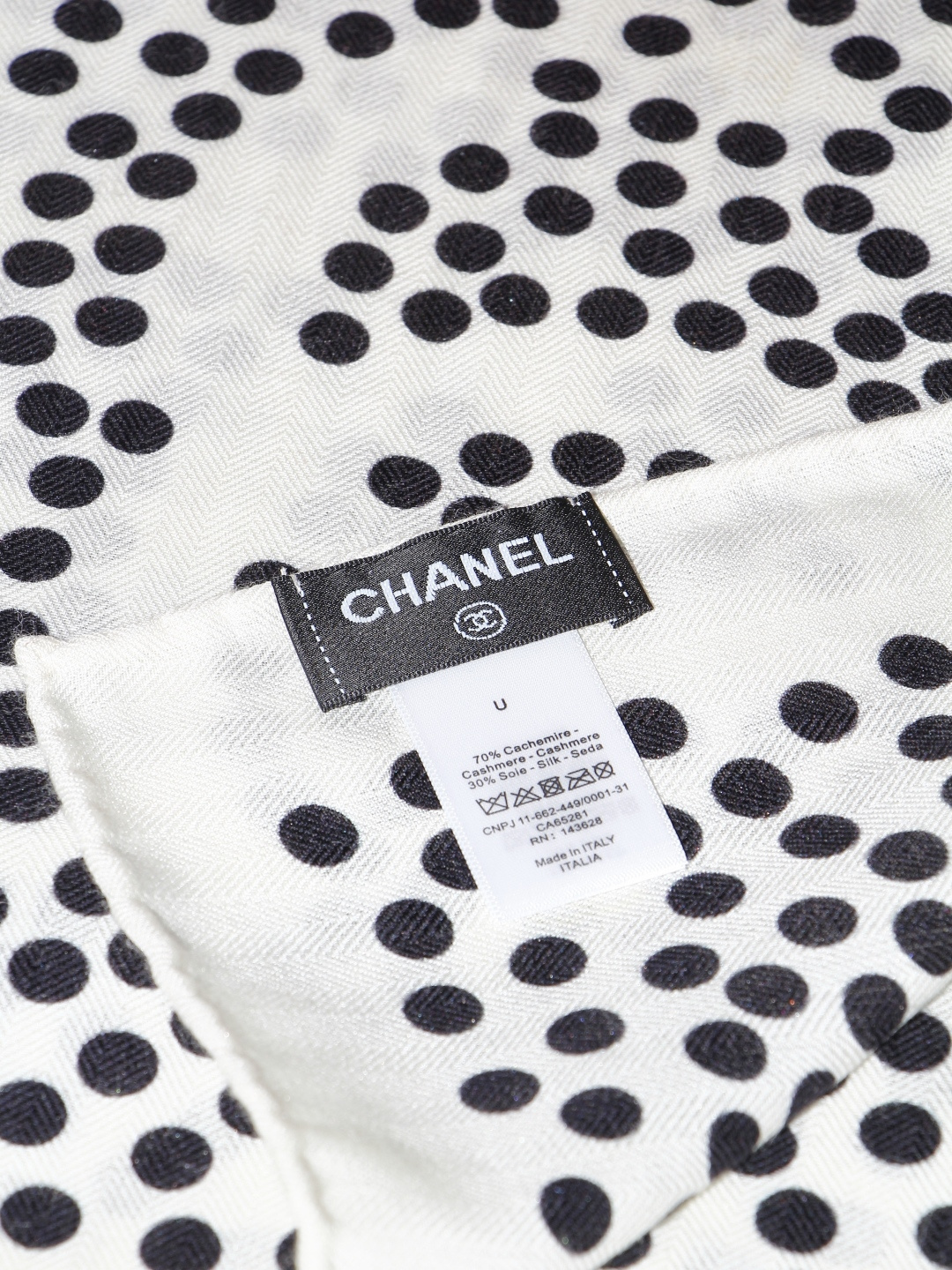 Chanel  140顶级丝绒双面同色印花披肩 干干净净的款式设计风格 香家独有的气质 简单大气 可围可披适合各种造型 