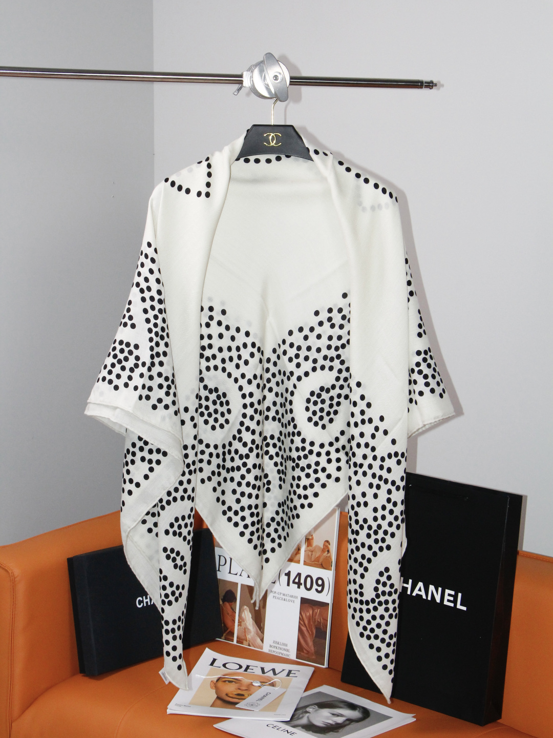 Chanel  140顶级丝绒双面同色印花披肩 干干净净的款式设计风格 香家独有的气质 简单大气 可围可披适合各种造型 