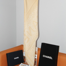 Chanel 140顶级丝绒双面同色印花披肩 干干净净的款式设计风格 香家独有的气质 简单大气 可围可披适合各种造型 Chanel 140顶级丝绒双面同色印花披肩 干干净净的款式设计风格 香家独有的气质 简单大气 可围可披适合各种造型