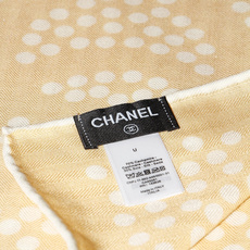Chanel 140顶级丝绒双面同色印花披肩 干干净净的款式设计风格 香家独有的气质 简单大气 可围可披适合各种造型 Chanel 140顶级丝绒双面同色印花披肩 干干净净的款式设计风格 香家独有的气质 简单大气 可围可披适合各种造型