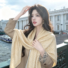 Chanel 140顶级丝绒双面同色印花披肩 干干净净的款式设计风格 香家独有的气质 简单大气 可围可披适合各种造型 Chanel 140顶级丝绒双面同色印花披肩 干干净净的款式设计风格 香家独有的气质 简单大气 可围可披适合各种造型