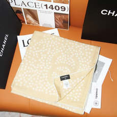 Chanel 140顶级丝绒双面同色印花披肩 干干净净的款式设计风格 香家独有的气质 简单大气 可围可披适合各种造型 Chanel 140顶级丝绒双面同色印花披肩 干干净净的款式设计风格 香家独有的气质 简单大气 可围可披适合各种造型
