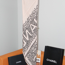 Chanel 140顶级丝绒双面同色印花披肩 干干净净的款式设计风格 香家独有的气质 简单大气 可围可披适合各种造型 Chanel 140顶级丝绒双面同色印花披肩 干干净净的款式设计风格 香家独有的气质 简单大气 可围可披适合各种造型